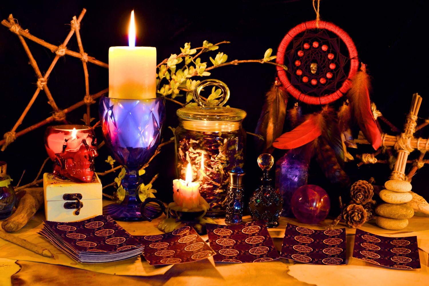 Divinatoire rituelen — tarot, pendel, astrologie